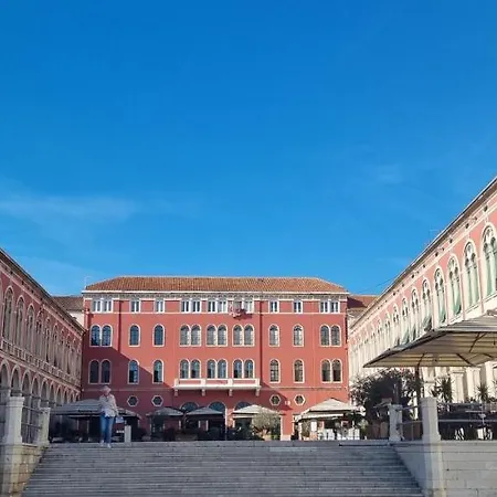 Charming In Center سبليت