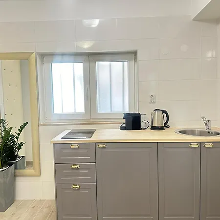 Charming In Center * ספליט